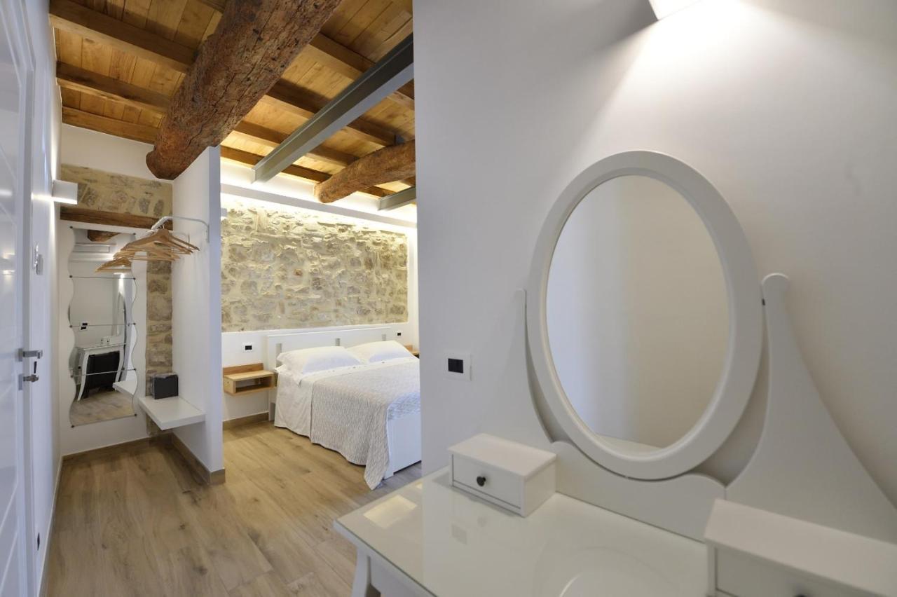Le Benedettine Affittacamere Relais فوندي المظهر الخارجي الصورة
