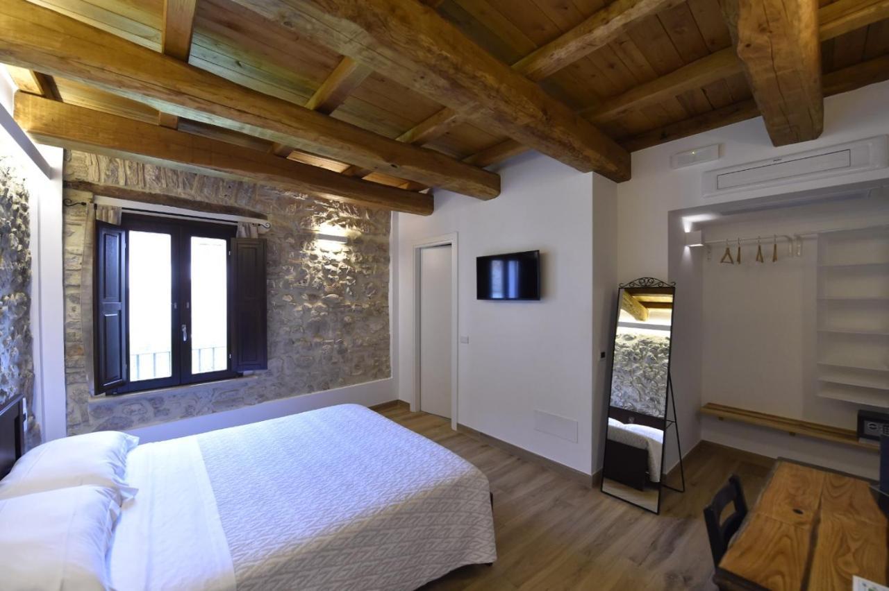 Le Benedettine Affittacamere Relais فوندي المظهر الخارجي الصورة